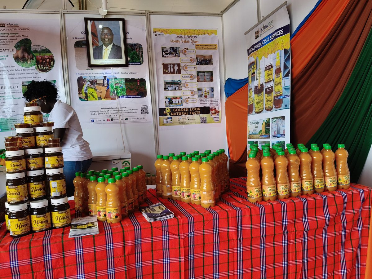 KVDA_ke's tweet photo. An honour to host H.E @WilliamsRuto at our exhibition stand at the ongoing  Maa Cultural Festival @SamburuCountyKE.
H.E appreciated the socioeconomic transformative projects and programmes undertaken by @KVDA_ke.

#MaaCulturalWeek2024 https://t.co/KoUUUEXqS2