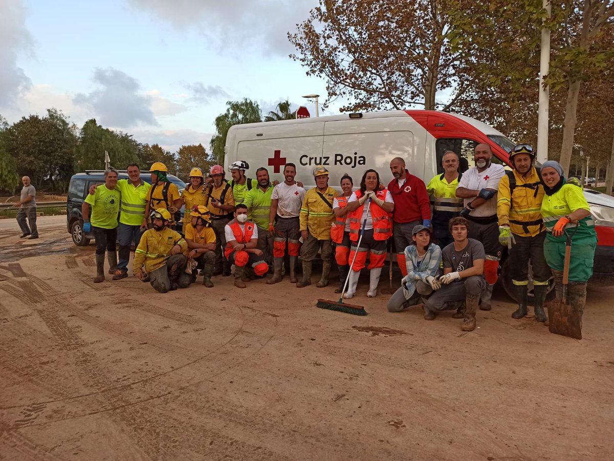 Un día más continua nuestro personal desplazado a #Valencia  con la ayuda para los damnifcados por la #Dana  junto con voluntarios de <a href="/CruzRojaEX/">Cruz Roja en Extremadura</a> , técnicos forestales de #Cataluña y vecinos de la zona.