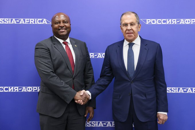 🇷🇺🇧🇮 Les MAÉ russe Sergueï Lavrov et #burundi-ais  <a href="/AShingiro/">Amb. Albert SHINGIRO</a> se sont entretenus ce vendredi 8 novembre 2024 à #Sotchi en marge de la première conférence ministérielle du Forum de partenariat   #RussieAfrique qui se tiendra les 9 et 10 novembre 2024 à l’université Sirius.

Cette
