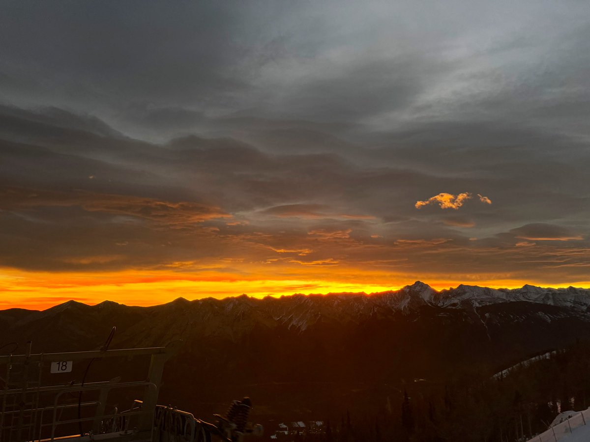 Washed_Up's tweet photo. Beautiful #chinook #sunrise from the top of #GoldExpress @SkiNakiska #ShareYourWeather #abstorm #November2024 https://t.co/6NyC4MXT3A