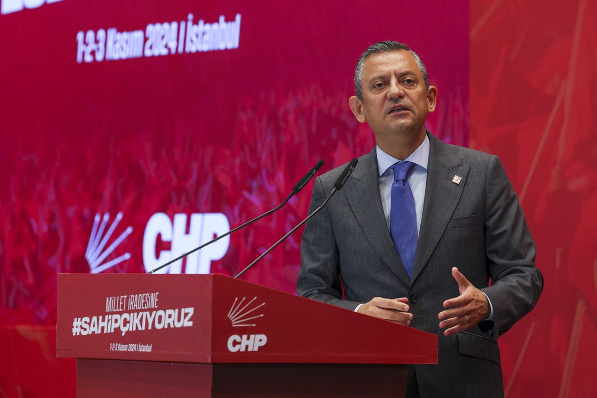 Bu açıklama bu adamın beyin MR ... CHP belediyeleri gasp edilirken  Erdoğan'a yavşayana embesil denir...
Özgür Özel'den 'normalleşme' açıklaması:
"İsim babası benim. Erdoğan’ın elini sıkmaya devam edeceğim mesela. Gelecek bayramda yine Erdoğan’ı ararım, burada bir sorun yok"