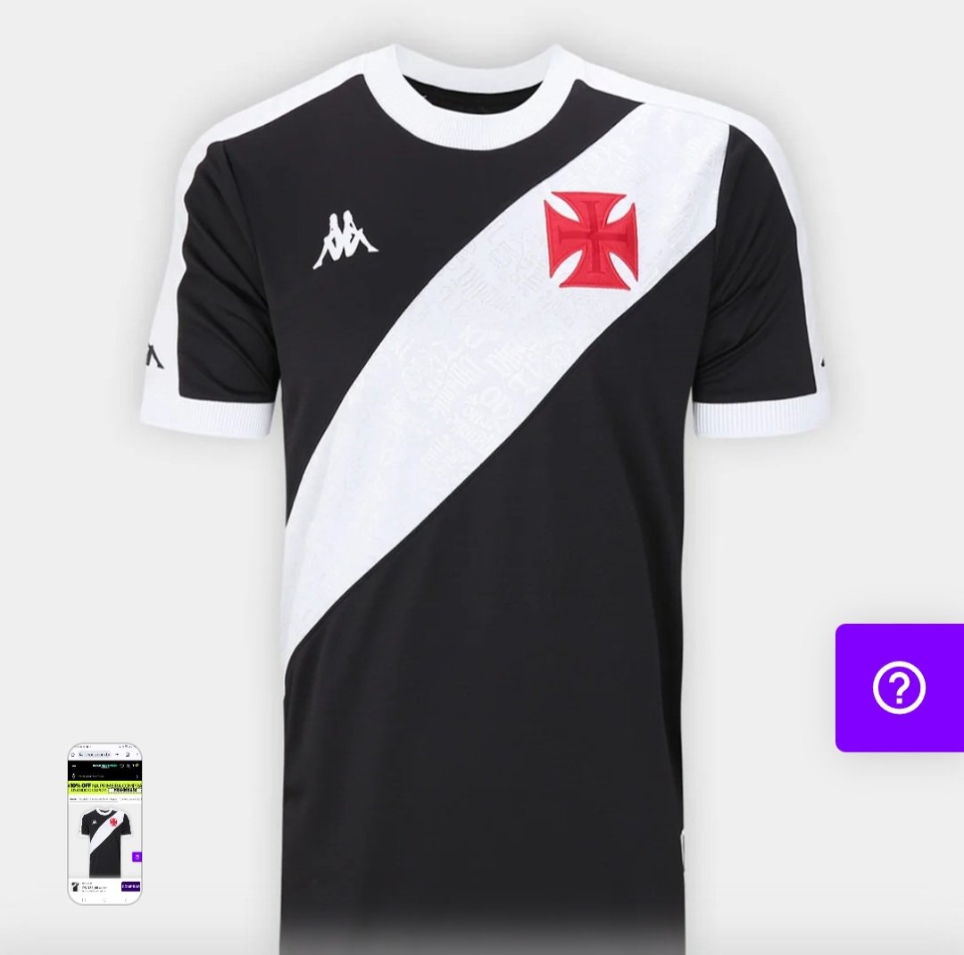 jcna1998's tweet photo. A camisa oficial número 1 do Vasco original tem um significado profundo, diferente da maioria das camisas de outros clubes. Ela é preta, sendo que o preto significa os mares então desconhecidos a serem desbravados. A faixa branca não é uma invenção fashion. É o caminho trilhado pelas caravelas da comitiva de Vasco da Gama, representadas pela cruz, até as Índias. Um longo caminho. 

Estatutariamente, inclusive, há, ou havia, a orientação de onde esta faixa deve começar e terminar no desenho da camisa. 

Ocorre que na camisa preta atual a faixa branca termina abaixo do sovaco oposto de onde começa. Ou seja, vai no máximo ao Cabo das Tormentas. Fica longe de chegar às Índias. Talvez isso represente muito bem o que é o Vasco dessa gente, que não é o meu. 

Não, não, você se enganou. Eu não pretendo dar uma de estilista. Minha questão é outra.

É que além de terem vendido o Vasco pra um qualquer, além de desejarem vender para outro qualquer, além de terem mudado o escudo do Vasco no basquete, além dessa prostituição toda, roubar significância da camisa número 1 é apenas mais um passo para matar a História do clube. Talvez, quem aprovou isso, o fez por ignorância. E creiam: neste caso a ignorância é pior do que a maldade porque ela vem depois da maldade, ou seja, o mal já foi implementado e os ignorantes apenas o seguem cegamente. 

No final da 1a década dos anos 2000 eles foram menos sutis, ao tentar impor duas batinas de padre como 3a camisa do Vasco - as "templárias" vermelha e azul.

Ocorre que agora, sutilmente, mexeram na camisa 1. 

O senhor, que dá de ombros, acha isso tudo uma bobagem, um dia olhará para a sua TV e perguntará onde está o Vasco que conheceu, cuja identidade terá derretido de vez.
