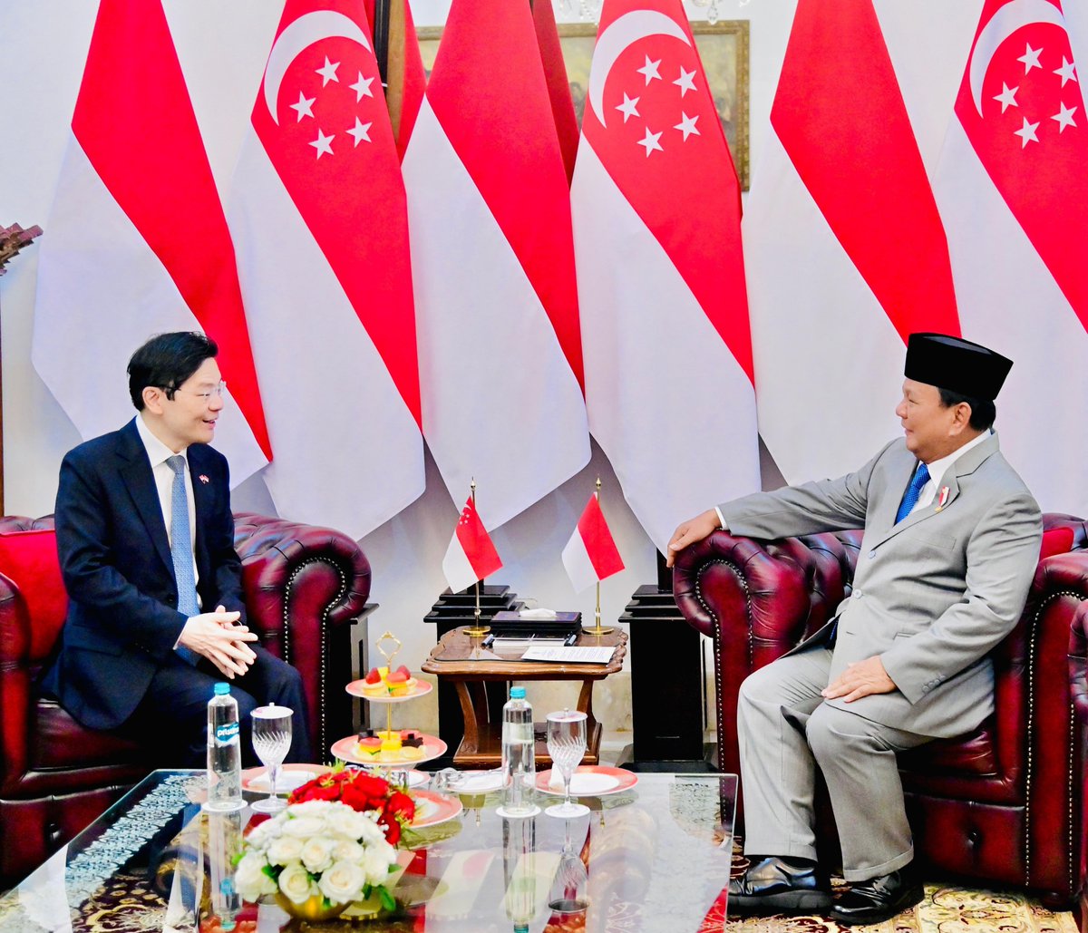 prabowo's tweet photo. Rabu, 6 November kemarin, saya menerima kunjungan Perdana Menteri Singapura @LawrenceWongST di Istana Merdeka. Kunjungan ini menjadi langkah penting untuk memperkuat hubungan Indonesia-Singapura dalam lima aspek utama yaitu pertahanan, ekonomi, teknologi, ketahanan pangan, dan pengembangan Sumber Daya Manusia.

Kami menegaskan komitmen untuk menjalankan Defense Cooperation Agreement serta membahas perluasan kemitraan ekonomi, termasuk proyek energi terbarukan dan teknologi penangkapan karbon. 

Indonesia dan Singapura bertekad untuk meningkatkan kerja sama dan menjalin hubungan bilateral yang lebih erat demi stabilitas dan kesejahteraan bersama.
