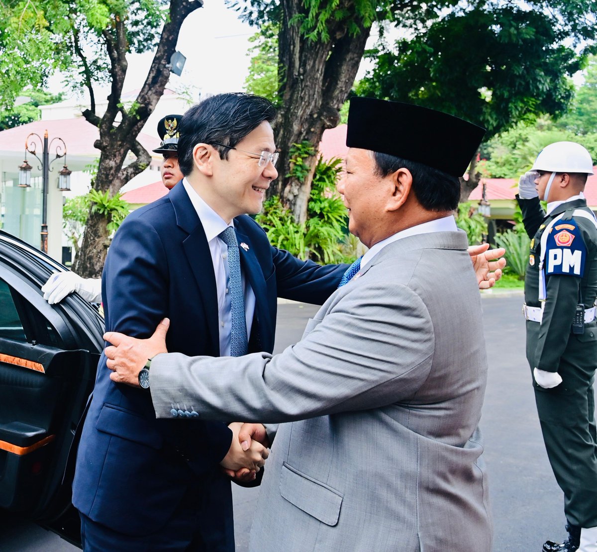 prabowo's tweet photo. Rabu, 6 November kemarin, saya menerima kunjungan Perdana Menteri Singapura @LawrenceWongST di Istana Merdeka. Kunjungan ini menjadi langkah penting untuk memperkuat hubungan Indonesia-Singapura dalam lima aspek utama yaitu pertahanan, ekonomi, teknologi, ketahanan pangan, dan pengembangan Sumber Daya Manusia.

Kami menegaskan komitmen untuk menjalankan Defense Cooperation Agreement serta membahas perluasan kemitraan ekonomi, termasuk proyek energi terbarukan dan teknologi penangkapan karbon. 

Indonesia dan Singapura bertekad untuk meningkatkan kerja sama dan menjalin hubungan bilateral yang lebih erat demi stabilitas dan kesejahteraan bersama.