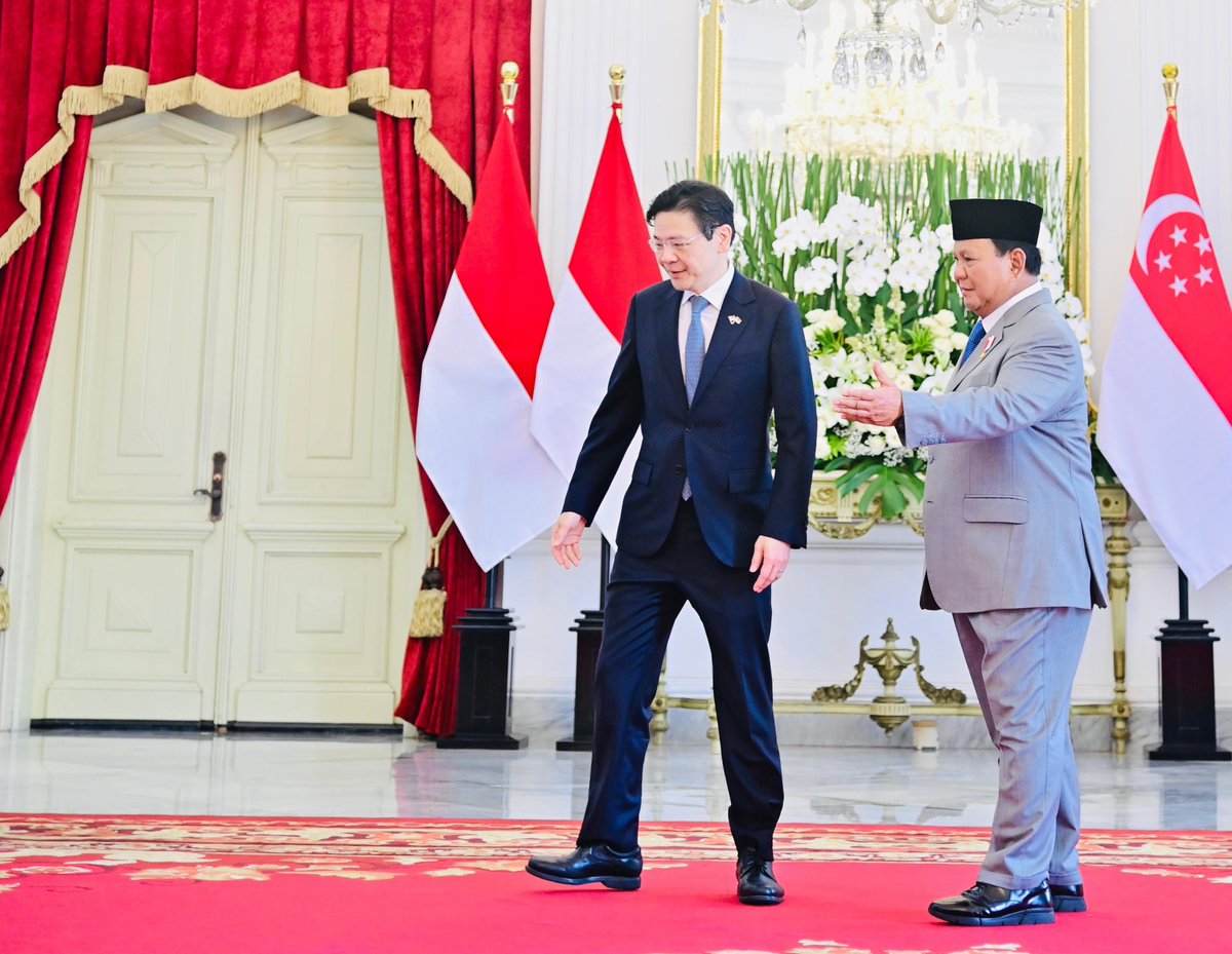 prabowo's tweet photo. Rabu, 6 November kemarin, saya menerima kunjungan Perdana Menteri Singapura @LawrenceWongST di Istana Merdeka. Kunjungan ini menjadi langkah penting untuk memperkuat hubungan Indonesia-Singapura dalam lima aspek utama yaitu pertahanan, ekonomi, teknologi, ketahanan pangan, dan pengembangan Sumber Daya Manusia.

Kami menegaskan komitmen untuk menjalankan Defense Cooperation Agreement serta membahas perluasan kemitraan ekonomi, termasuk proyek energi terbarukan dan teknologi penangkapan karbon. 

Indonesia dan Singapura bertekad untuk meningkatkan kerja sama dan menjalin hubungan bilateral yang lebih erat demi stabilitas dan kesejahteraan bersama.