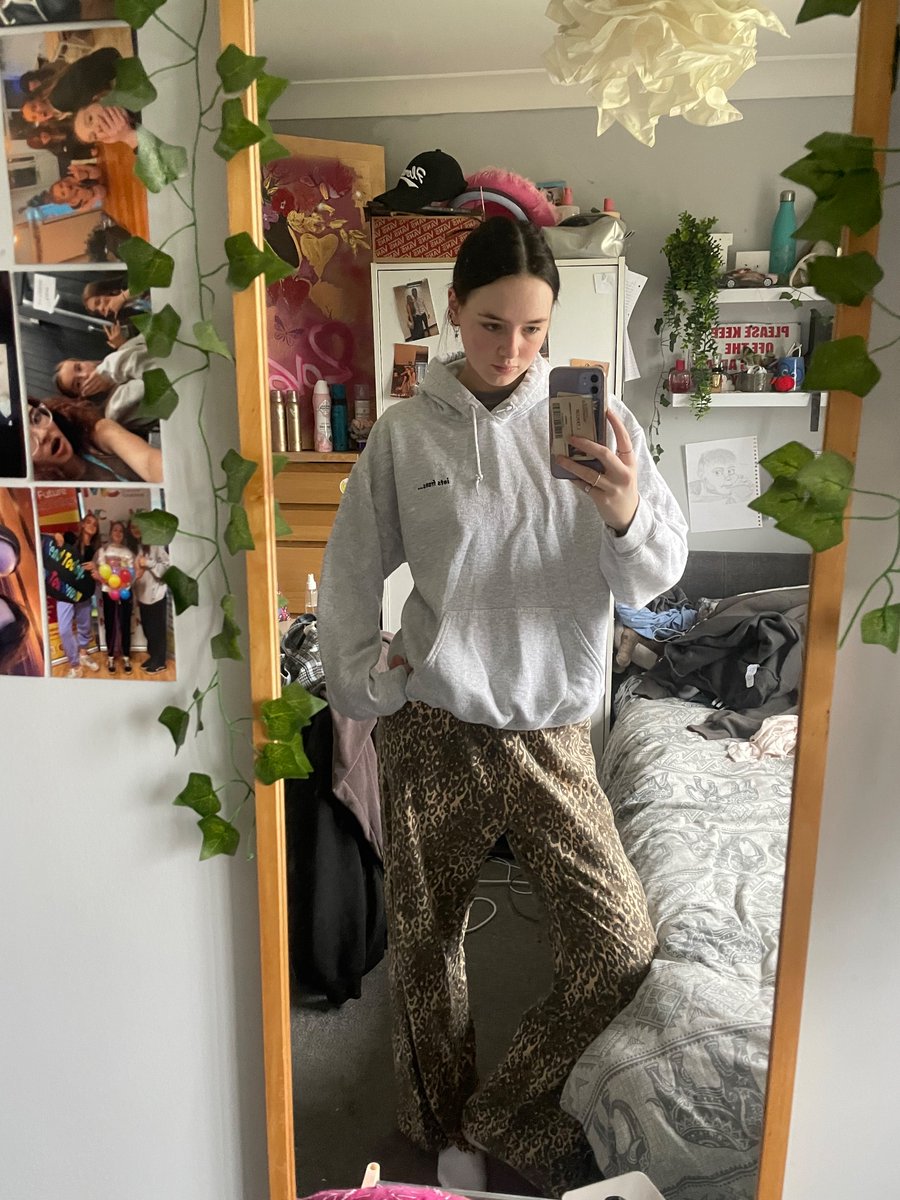 masonmountsbff's tweet photo. hi i’m selling some of my clothes on vinted if anyone wants to check it out 
im selling lots of Urban Outfitters stuff, loads of hoodies, joggers and little tees! 
https://t.co/QAnRgml8cZ

here’s a few pics of the stuff i’m selling if u wanna check it out https://t.co/8udMimKEew