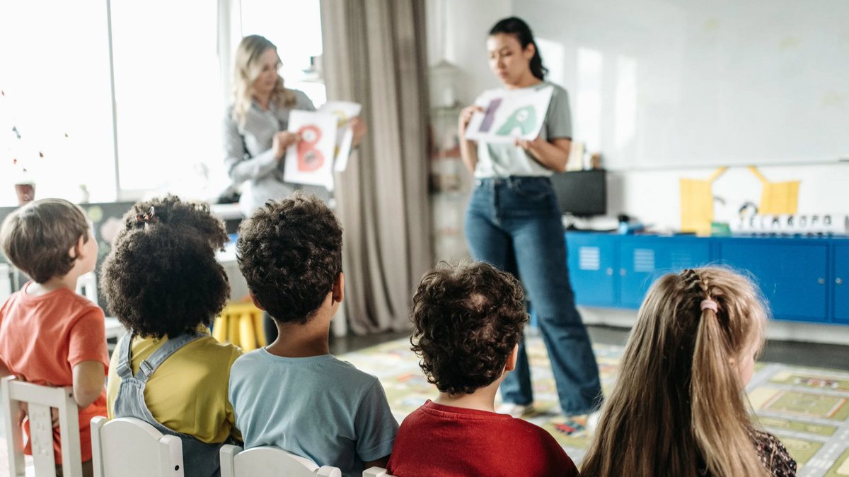 Acteurs de l'#éducation, organisez une simulation de #COP pour le #climat avec vos élèves !
➡️ Découvrez un kit gratuit pour les collèges et lycées afin d’explorer les enjeux climatiques et les négociations internationales.
En savoir plus 👉 agirpourlatransition.ademe.fr/acteurs-educat…