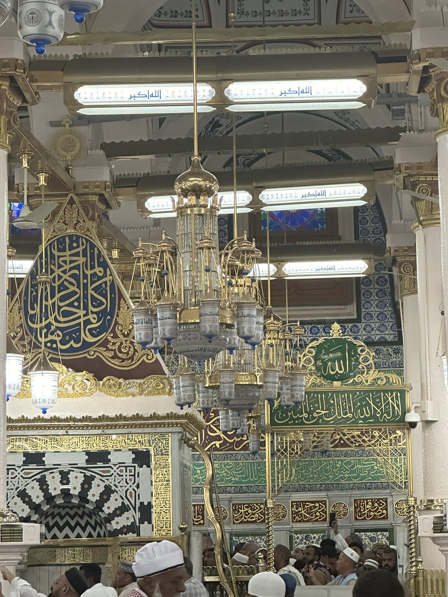 هذا الارتياح الذي ينزل على قلب كل مسلم لمجرد النظر لمدينة رسول اللّٰه ومسجده هي دعواته المباركة، فقد دعا لها فقال: "اللهم حَبِّبْ إلينا المدينة، كما حببت إلينا #مكة، أو أشدّ" فليس بغريب أن تميل قلوبنا وتهدأ نفوسنا وتشتاق لها، فياربّ قرّبنا إليها!
#المدينة_المنورة