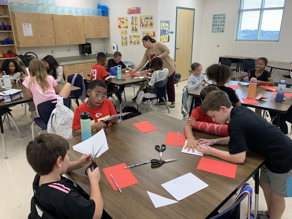Mrs_ABarrett's tweet photo. Our second military kids club meeting was a huge success! We created a really amazing display for our veterans and discussed what Veterans Day is all about! @MsGarza17 @NISDWernli @NISDCounseling @NCANorthside @lorimshaw @mrsfeldt5 #RootEdWernli https://t.co/evs73Gnpl7