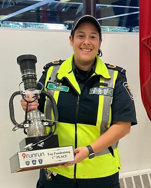 OttawaParamedic's tweet image. Félicitations à la paramédic Marina Tannis qui a remporté le trophée de collecte de fonds pour l’édition 2024 de #9RunRun au profit de la Ottawa First Responders Foundation.  Cette année, l’événement a rapporté près de 30 000$!