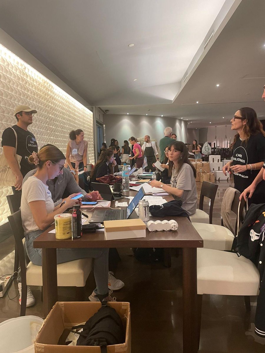 No hay palabras para agradecer la solidaridad que estos días están demostrando los miles de voluntarios y donantes que desde Feria Valencia aportan su granito de arena para ayudar a los afectados por la #DANA. 

¡Millones de gracias a todos!