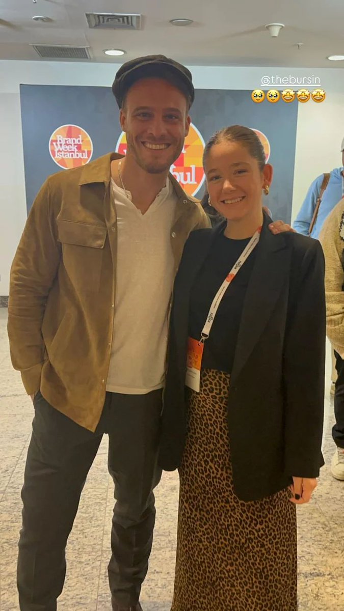 LayanL111's tweet photo. Stop this so cute 😭😭😭🥹🥹🥹
The girl says in sign language
"im happy, I'm a huge fan to you since the first series you played in because your mimics"

#KeremBürsin https://t.co/FbpguIOG9e