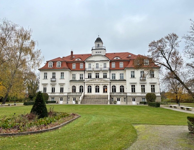 Nicole Koenig (@nic_koenig) on Twitter photo Schönes Setting, spannendes Timing und gute Gespräche beim deutsch-polnischen Think Tank Tandem von <a href="/SGenshagen/">Stiftung Genshagen</a> <a href="/BoellStiftung/">Heinrich-Böll-Stiftung</a> <a href="/OSW_pl/">OSW – Ośrodek Studiów Wschodnich</a> zum Weimarer🔼, EU Reform/Erweiterung, Verteidigung, Ukraine & Migration. Vielen Dank für die Einladung! Schönes Setting, spannendes Timing und gute Gespräche beim deutsch-polnischen Think Tank Tandem von <a href="/SGenshagen/">Stiftung Genshagen</a> <a href="/BoellStiftung/">Heinrich-Böll-Stiftung</a> <a href="/OSW_pl/">OSW – Ośrodek Studiów Wschodnich</a> zum Weimarer🔼, EU Reform/Erweiterung, Verteidigung, Ukraine & Migration. Vielen Dank für die Einladung!