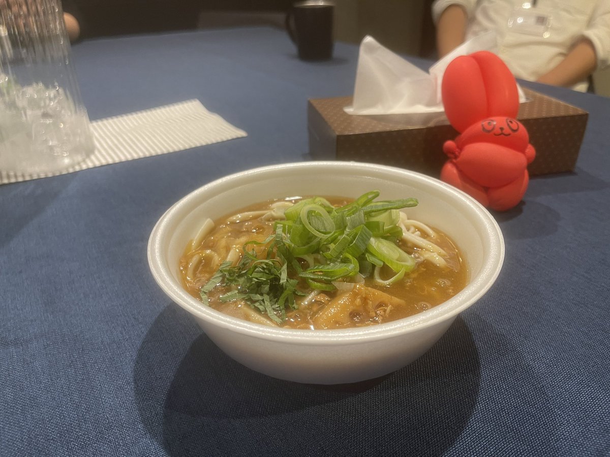 tachiy_k's tweet photo. そう言えば、今日は #enspace でカレーうどん食べました😋
（写真撮ろうとしたら、インターン生が後ろに風船置いてくれました🎈） https://t.co/EjD5Syipta