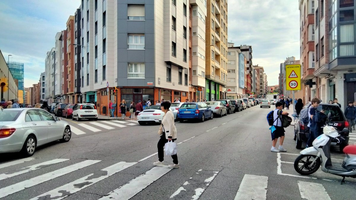 Franflorezsierr's tweet photo. +50🚗 💨en doble fila en Hermanos Felgueroso, @gijon, entre dos coles.+2000 niños respirando 💩.  Pero no hay espacio para aceras y carril bici dignos, para q la gente se mueva libre y sana. ¿Es lo q quieres? ¿@MovilidadGijon? Espacio hay, solo para unos pocos;🔊,💨,☠️,para todos https://t.co/ODZaQ3JHag