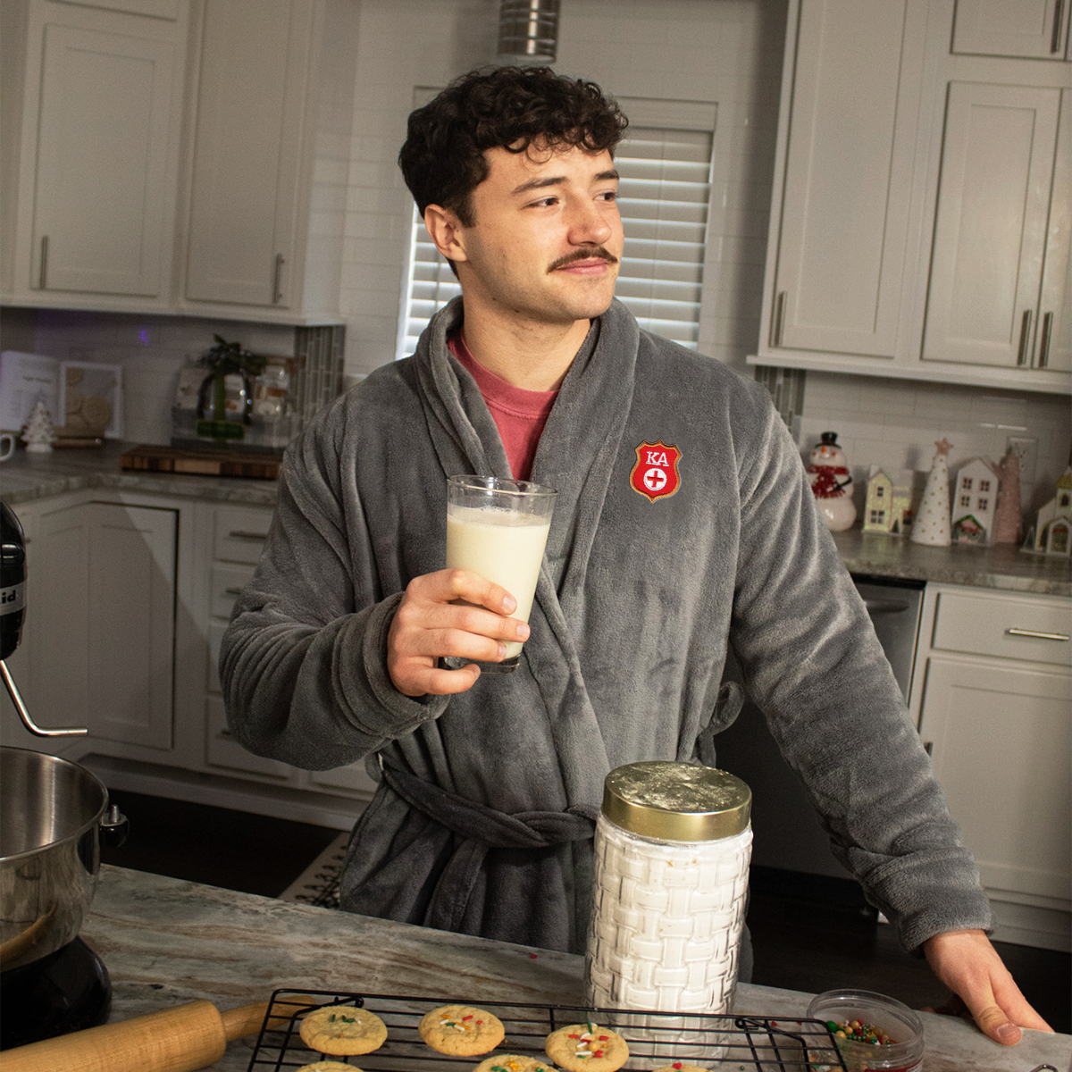 KAOfficialStore's tweet image. The holidays are all about being comfy. And there's no better way to do that than to try out our Charcoal Ultra Soft Robe! Let us know, what's your go-to holiday snack? 🤔