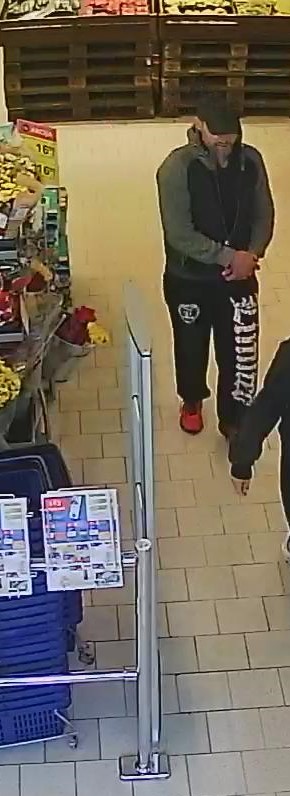 Valsts policijas amatpersonas aicina aplūkot attēlos redzamo vīrieti, kurš 28. 09. bija veikalā “Maxima”, Skolas ielā 6, Aizkrauklē.
Ja Jūsu rīcībā ir jebkāda informācija, kas sekmētu vīrieša personības noskaidrošanu, zvaniet 110 vai 65102500.