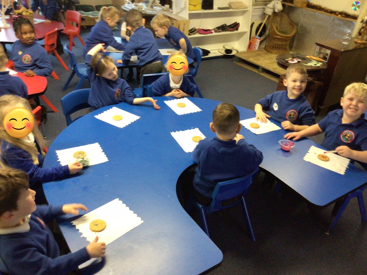 Hadrian_ParkEY's tweet photo. Reception A used fantastic communication today to share ingredients whilst decorating firework inspired biscuits 🎆 🎇 #HPPSraShiningSheep #CommandoJoe #CharlieCommunication https://t.co/N1tDmVlZB0