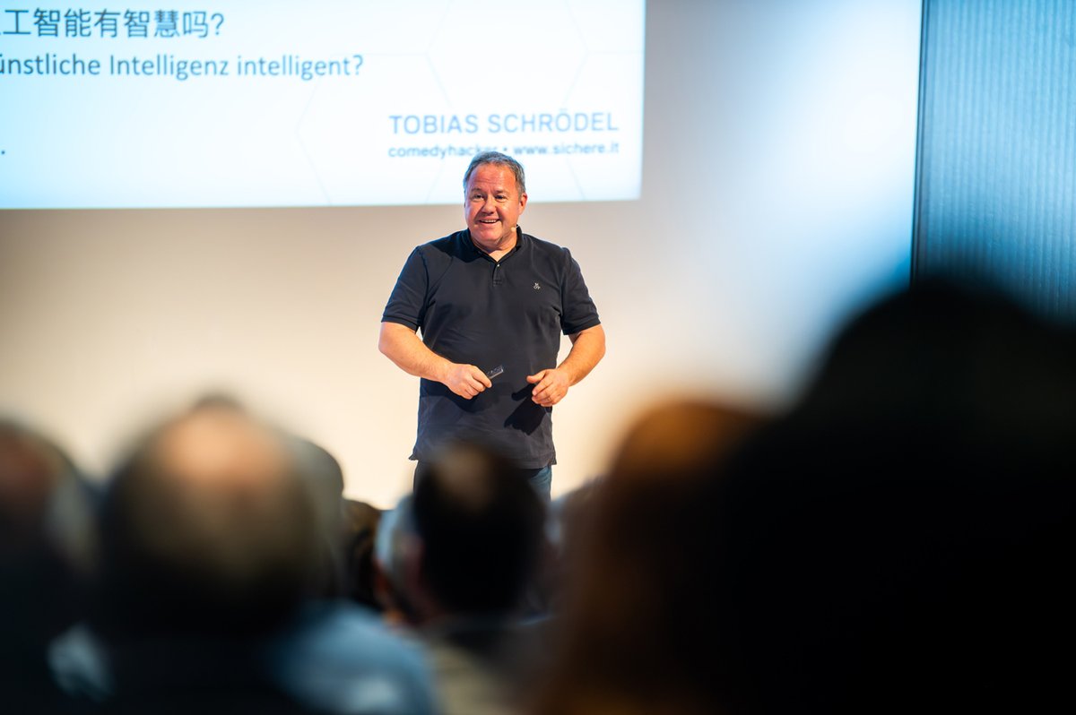hnfpb's tweet image. Ein volles Auditorium und ein super Vortrag zu den grandiosen und erschreckenden Seiten der KI: Herzlichen Dank an den fantastischen @comedyhacker Tobias Schrödel und alle, die gestern Abend dabei waren!