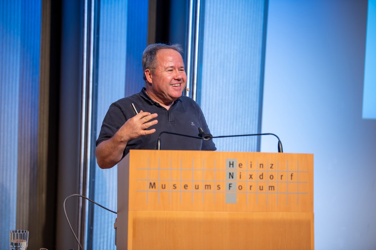 hnfpb's tweet image. Ein volles Auditorium und ein super Vortrag zu den grandiosen und erschreckenden Seiten der KI: Herzlichen Dank an den fantastischen @comedyhacker Tobias Schrödel und alle, die gestern Abend dabei waren!