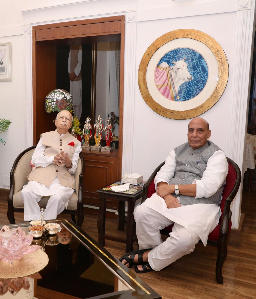 श्रद्धेय आडवाणीजी के जन्मदिवस के अवसर पर उनके घर जाकर उन्हें बधाई एवं शुभकामनाएँ दीं। ईश्वर से मैं उनके दीर्घायु होने की तथा उनके उत्तम स्वास्थ्य की कामना करता हूँ।