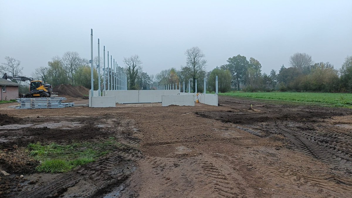 Bij de fam. Toonk in Zelhem (<a href="/gem_bronckhorst/">Gemeente Bronckhorst</a> ) wordt ook gebouwd aan een Zonvarkenstal!
De Familie Toonk heeft momenteel een 1 ster Beter Leven zeugenbedrijf met circa 500 zeugen en bouwt dit de komende jaren in fases om naar twee Zonvarkenstallen voor 50 zeugen!