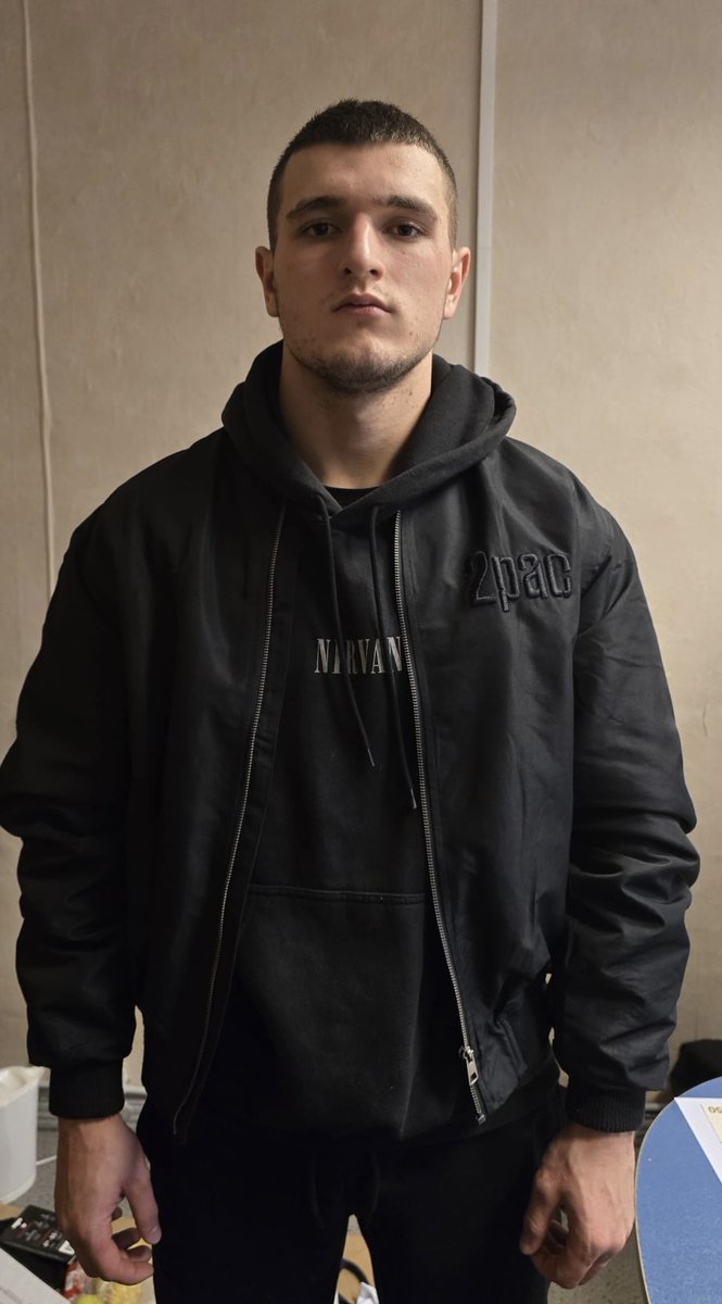 Valsts policija aicina aplūkot attēlos redzamo personu un lūdz atsaukties iedzīvotājus, kuri ir cietuši no šīs personas nelikumīgajām darbībām, kā arī informēt par citu svarīgu informāciju saistībā ar šo personu, zvanot 22326089, 25488611 vai 110