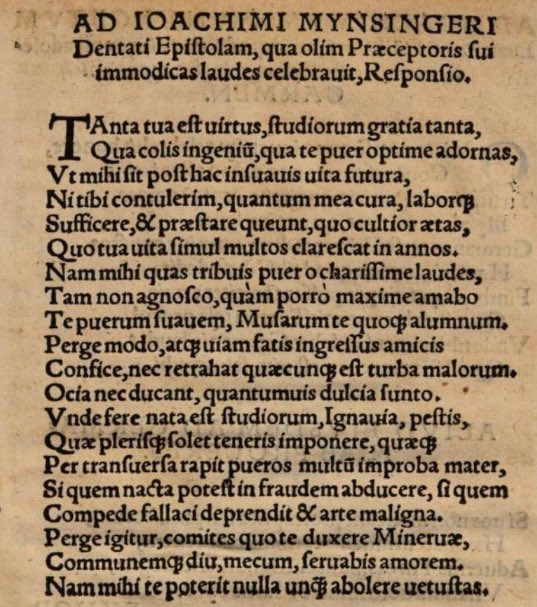 Hodie carmen s. XVI ab Alexandro Marcoleone compositum legi, quo is cuidam ex discipulis suis gratias pro nimiis praeceptionis suae laudibus referebat. Deinde memineram mihi quoque umquam similem rem contigisse et me tum similiter egisse… En vobis utrumque carmen, eius et meum.