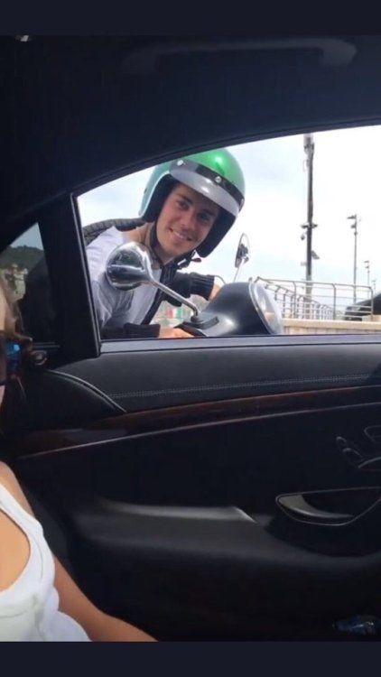 ended_everyone's tweet image. Y'ALL I JUST FCKING MET JUSTIN BIEBER !!!