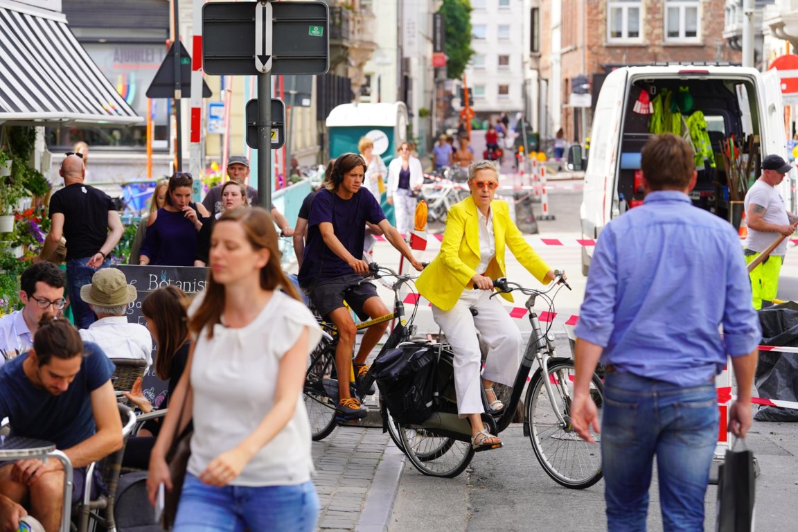 J'entends beaucoup de gens dire que les vélos ne devraient pas circuler sur le trottoir. 

Croyez-moi, aucun cycliste ne veut se retrouver sur le trottoir. 

Cela n'arrive que lorsque trop de voitures rendent les rues trop dangereuses
