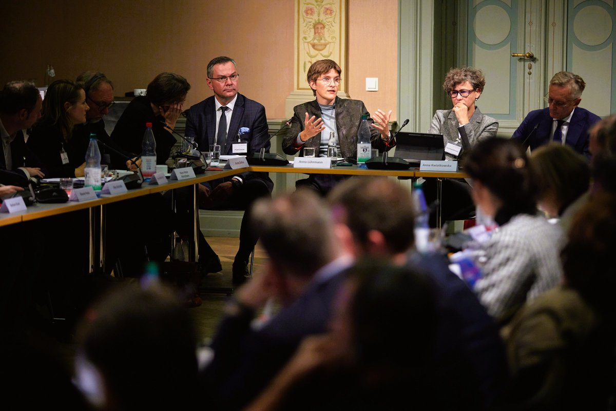 Nicht nur nach den Wahlen in 🇺🇸 gibt es einiges zu besprechen in den 🇩🇪-🇵🇱 Beziehungen &amp; im #WeimarerDreieck mit 🇫🇷. Dazu treffen sich aktuell 50 Personen aus deutschen und polnischen Think Tanks, Zivilgesellschaft &amp; Politik in Genshagen.
<a href="/BoellStiftung/">Heinrich-Böll-Stiftung</a>
👉 stiftung-genshagen.de/veranstaltunge…