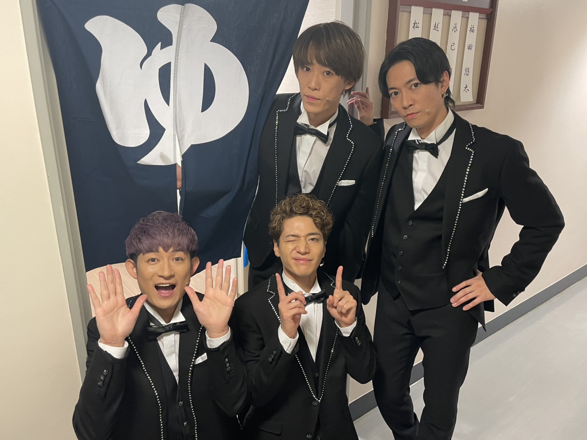 STARTO_INT's tweet photo. The members of #4Uꓸ (#ふぉ～ゆ～) backstage at the historic Imperial Theatre for the opening of the latest production of #EndlessSHOCK - written, directed by, and starring their legendary senior #KoichiDomoto! https://t.co/qYHsU9BItU