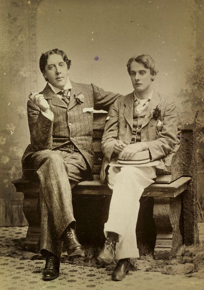 En 1895 el escritor Oscar Wilde fue condenado a trabajos forzados a causa de su homosexualidad.

En esa época Wilde estaba en la cúspide de su fama, y a pesar de estar casado y tener dos hijos, apenas ocultaba su relación con varios amantes masculinos.

Esta actitud fue tolerada