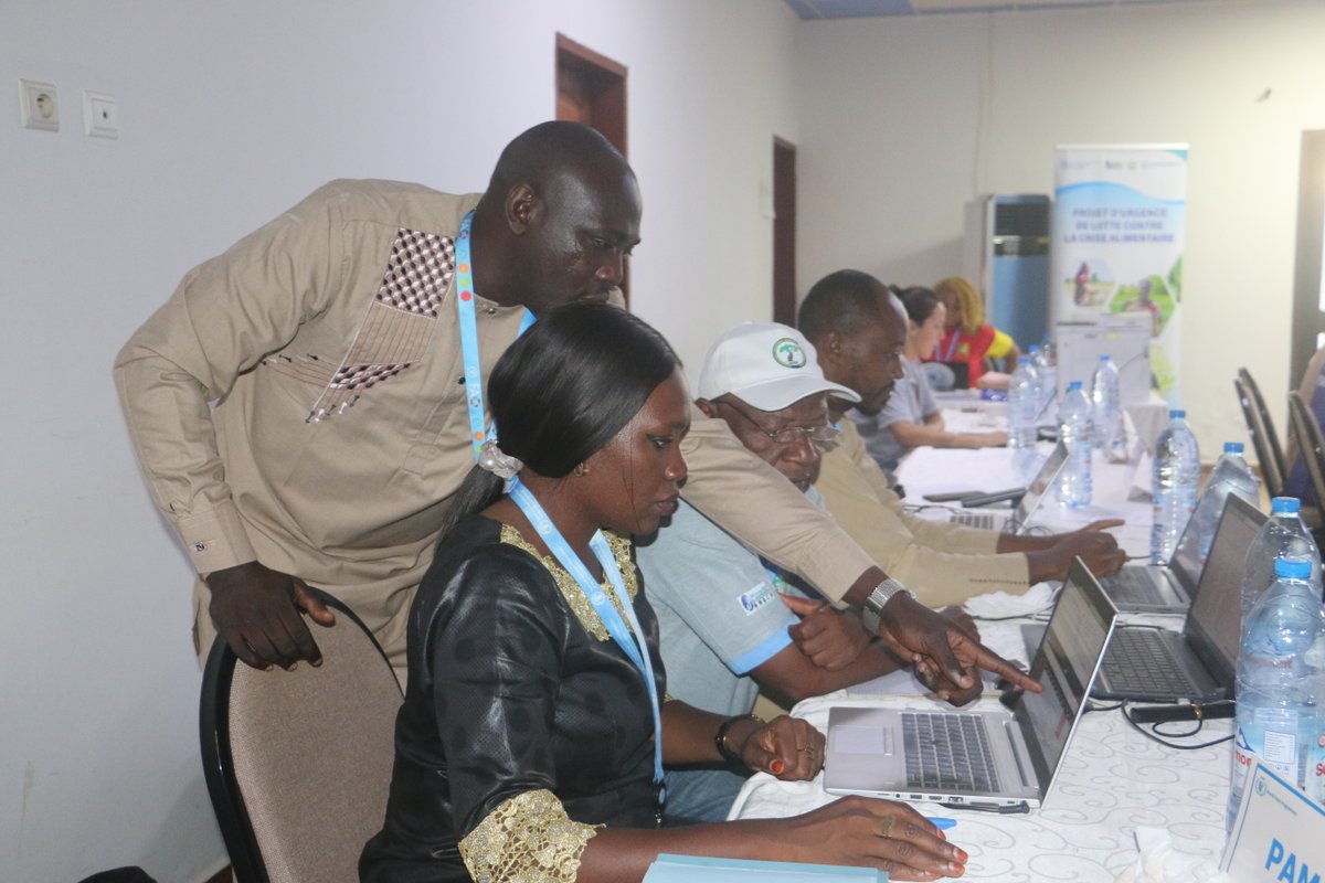 WFP_Cameroon's tweet photo. #Cameroon🇨🇲

Trained by @MinaderCm,@WFP_Cameroon, @FAOCameroun,@FSCluster &amp; partners the 5W model (Who, What, Where, When &amp; for Whom) drives fast, coordinated #FoodSecurity responses for #ZeroHunger

It's about:
✅Mapping actions
✅Addressing needs
✅#SavingLives
✅#ChangingLives https://t.co/3h89TvIMfq