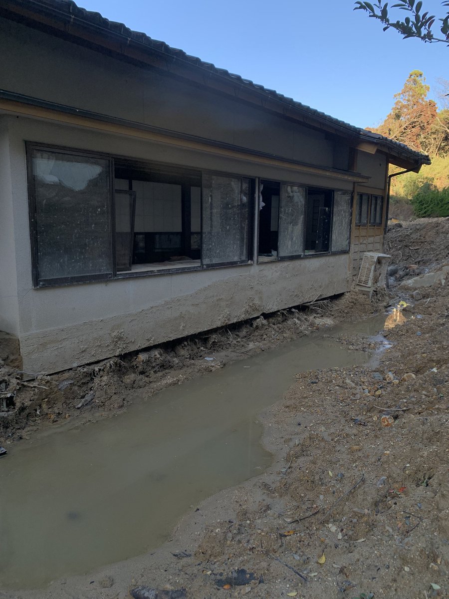 dNtvpJHFedtmU6O's tweet photo. 能登半島の珠洲市大谷地区は地震と豪雨で甚大な被害がありました。被災宅の窓清掃をしました。裏山が崩れて１階の窓の下まで土砂で埋まり、窓は泥まみれ。泥がサッシに詰まり、窓が動かず室内の空気の入れ替えが出来ない。窓がきれいになるとほんの少し気分が変わる。でも、ほんの少しが大切なんです。 https://t.co/q41EqnXd3D