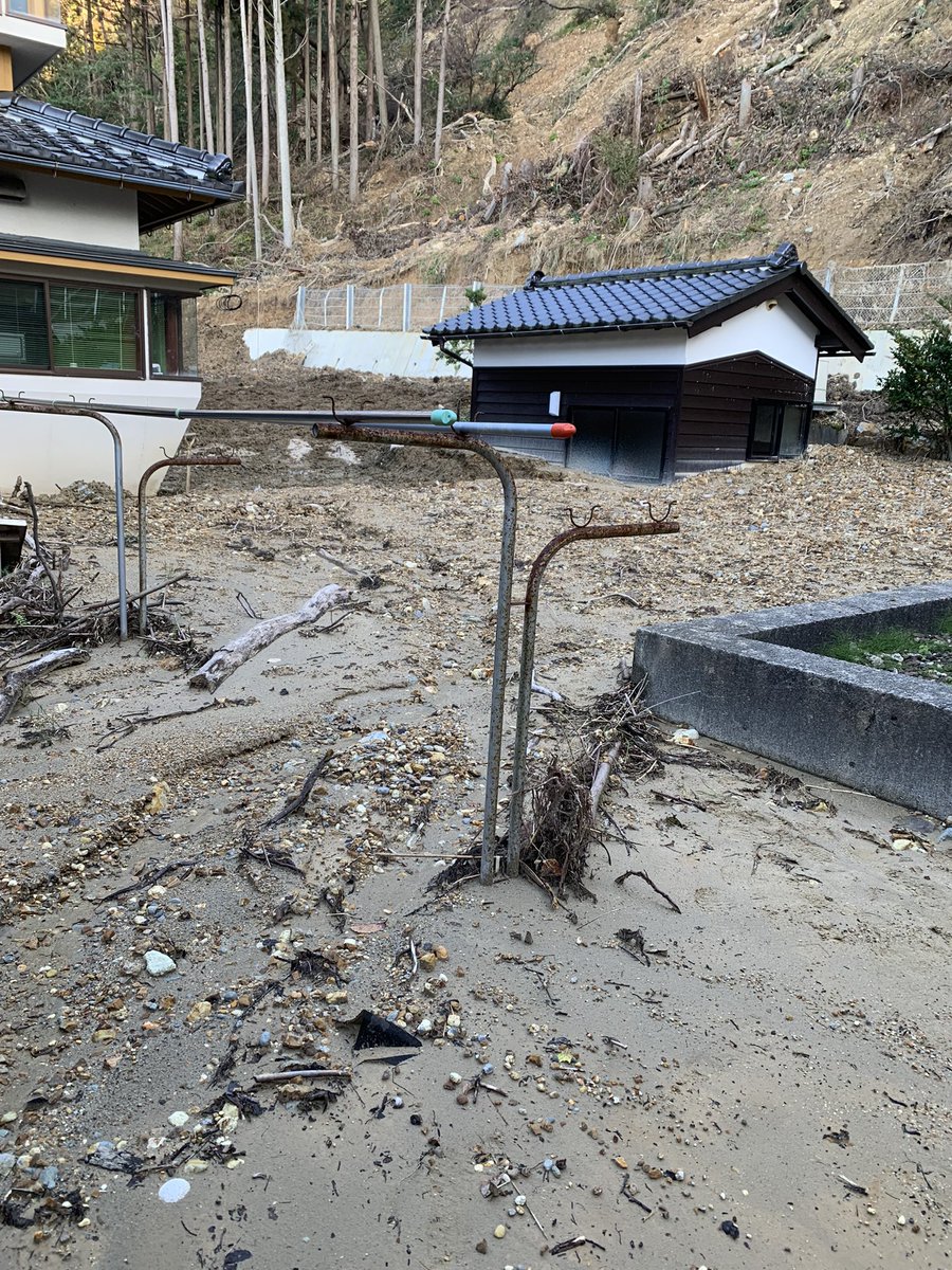 dNtvpJHFedtmU6O's tweet photo. 能登半島の珠洲市大谷地区は地震と豪雨で甚大な被害がありました。被災宅の窓清掃をしました。裏山が崩れて１階の窓の下まで土砂で埋まり、窓は泥まみれ。泥がサッシに詰まり、窓が動かず室内の空気の入れ替えが出来ない。窓がきれいになるとほんの少し気分が変わる。でも、ほんの少しが大切なんです。 https://t.co/q41EqnXd3D