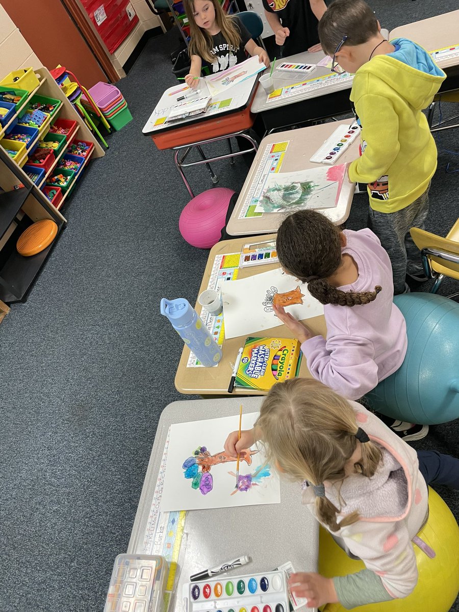 MrsSwallowsRoom's tweet photo. Using our watercolors to paint the thankful trees we made today☺️🎨👨‍🎨 #firstgrade #mcscbears https://t.co/Yanf7t7752