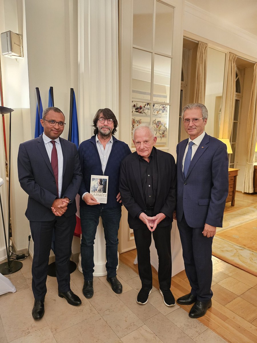 's tweet image. Honoré de célébrer la personnalité remarquable de Marin Karmitz @RePFranceCdE, lors de la parution de sa biographie par Antoine de Baeque. 
#titan du monde cinématographique.
Merci Ambassadeur @PapNdiaye
#diaspora RO en FR
#liens d'amitié RO-FR
@RepFranceCdE
@mk2