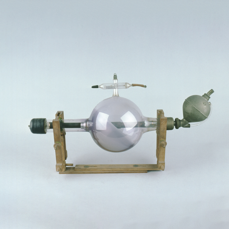 On this day, Wilhelm Conrad Roentgen, a German physicist, made a groundbreaking discovery that would change the world of medicine.

Take a look at this Series 12 Müller type X-ray tube, produced by Müller Röntgenröhre.