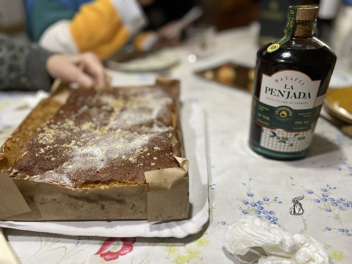 I, per encarar la Festa de Ratafia del cap de setmana, havent dinat arriba l’hora del tipus de productes que degusten al cel: l’excel·lent coca de ratafia de can Trias escortada per la nova i gustosíssima ratafia La Penjada de La Sobirana.