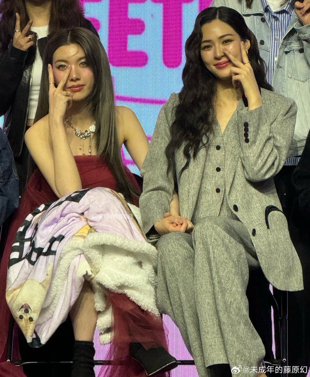 Annbewer's tweet photo. จับมือถ่ายรูป ไม่ปล่อยเลยน้าาาา 😭😭😭😭😭😭😭😭😭😭😭😭😭😭😭😭😭😭😭😭😭😭😭😭

LINGORM TAIPEI FANMEET
#LingOrmFMinTaipei
#หลิงออม #LingOrm https://t.co/nKFdonKvKZ
