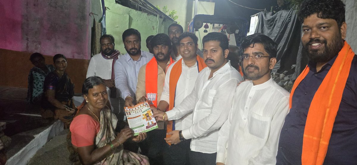 BjymBallari's tweet photo. ಈ ದಿನ ಸಂಜೆ ಸಂಡೂರು ವಿಧಾನಸಭಾ ಕ್ಷೇತ್ರದ ಉಪಚುನಾವಣೆಯ ಕುಡಿತಿನಿ ಪಟ್ಟಣದಲ್ಲಿ ಮತ್ತು ತಿಮ್ಲಾಪುರ ಗ್ರಾಮದಲ್ಲಿ ಹಾಗೂ ಏಳುಬಂಚೆ ಗ್ರಾಮದಲ್ಲಿ ಮನೆಮನೆಗೆ ತೆರಳಿ ಮತಯಾಚನೆ ಮಾಡಲಾಯಿತು ಈ ಸಂದರ್ಭದಲ್ಲಿ ಮಾಜಿ ಶಾಸಕರಾದ ಸೋಮಶೇಖರ್ ರೆಡ್ಡಿ ಸರ್ ಅವರು ಹಾಗೂ ರಾಜ್ಯ ಯುವ ಮೋರ್ಚಾ ಪ್ರಧಾನ ಕಾರ್ಯದರ್ಶಿಗಳಾದ ಸಂದೀಪ್ ರವಿ ಅವರು 
@SandeepRavi10 https://t.co/VQWsgW3eH6