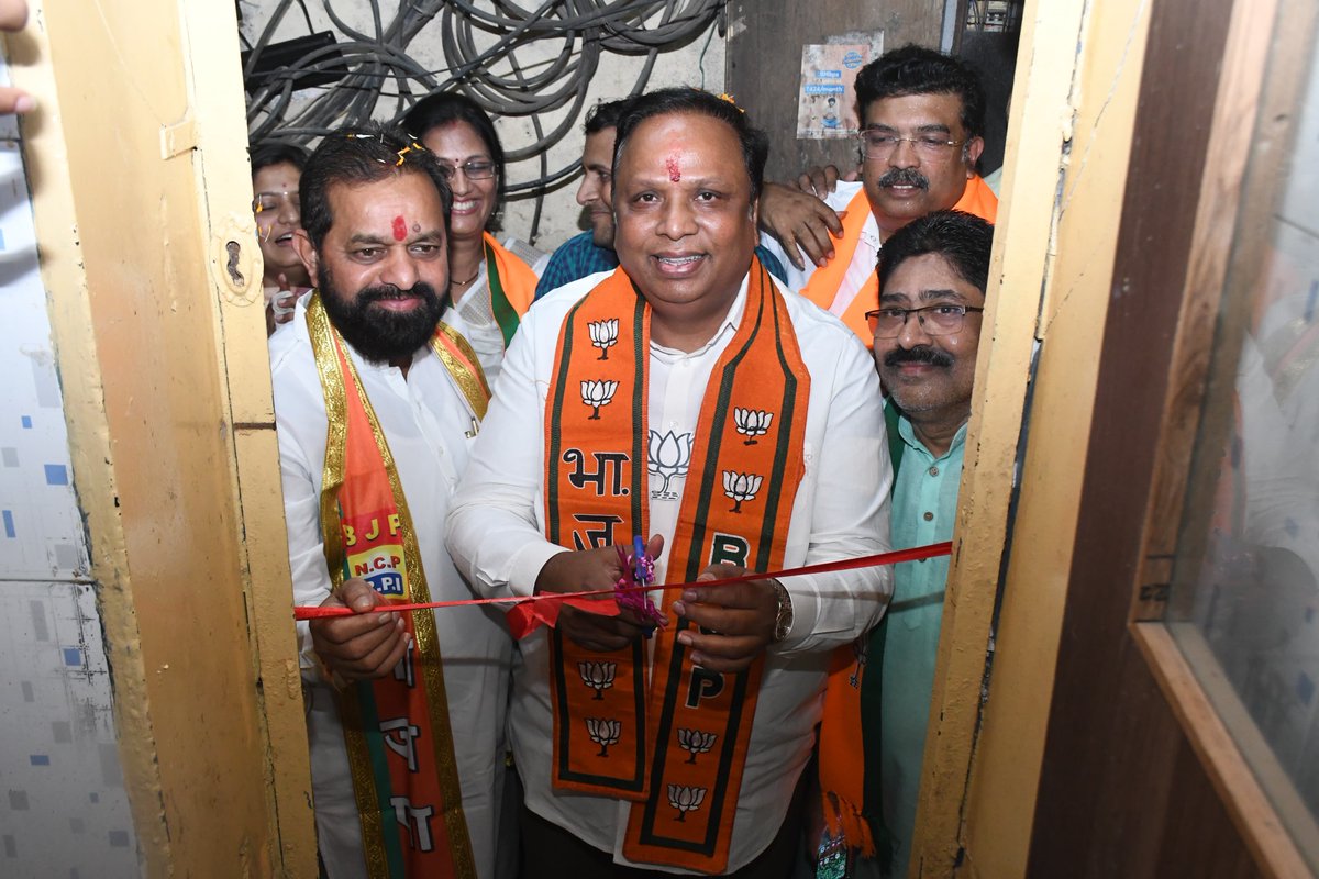 ShelarAshish's tweet photo. १६८ चांदिवली विधानसभा मतदारसंघातील महायुतीचे अधिकृत उमेदवार दिलीप मामा लांडे यांच्या निवडणुक मध्यवर्ती कार्यालयाचे उद्घाटन केले. यावेळी निवडणुकीसाठी त्यांना शुभेच्छा देऊन सर्वांशी संवाद साधला.

यावेळी महायुतीचे पदाधिकारी, कार्यकर्ते आणि नागरिक उपस्थित होते. मला विश्वास आहे की चांदिवली मधून दिलीप मामा लांडे हे प्रचंड मताधिक्याने विजयी होतील. 

#AshishShelar