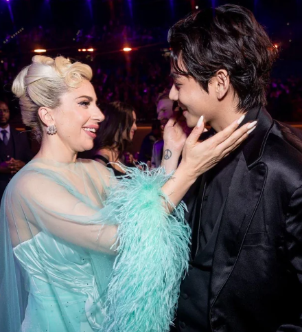 AboutMusicYT's tweet photo. Taehyung and Lady Gaga at the 2022 Grammys. https://t.co/PWYkOG727V