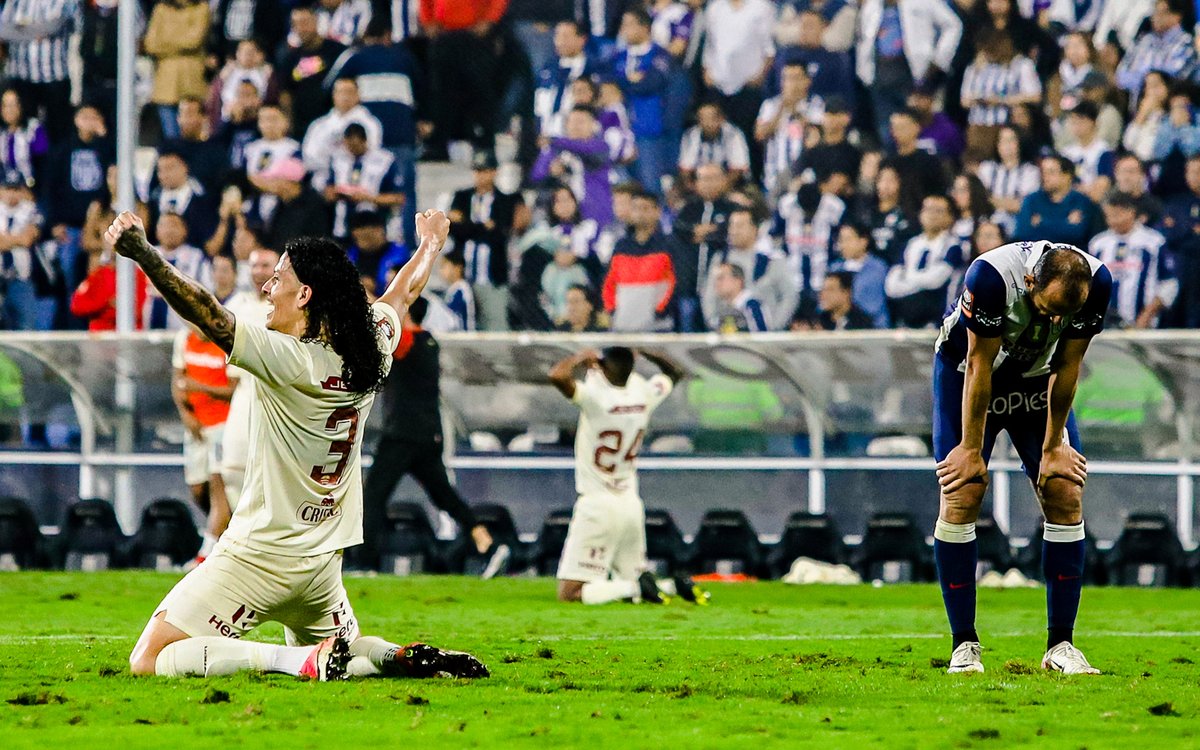 Universitario's tweet image. 𝗖𝗢́𝗠𝗢 𝗠𝗘 𝗩𝗢𝗬 𝗔 𝗢𝗟𝗩𝗜𝗗𝗔𝗥 🎶🎶🎶

Hoy se cumple un año de la histórica noche en que ganamos la ⭐️27 e iluminamos La Victoria con nuestra grandeza.

#Bicamp100nes
#Los100DelÚnicoGrande