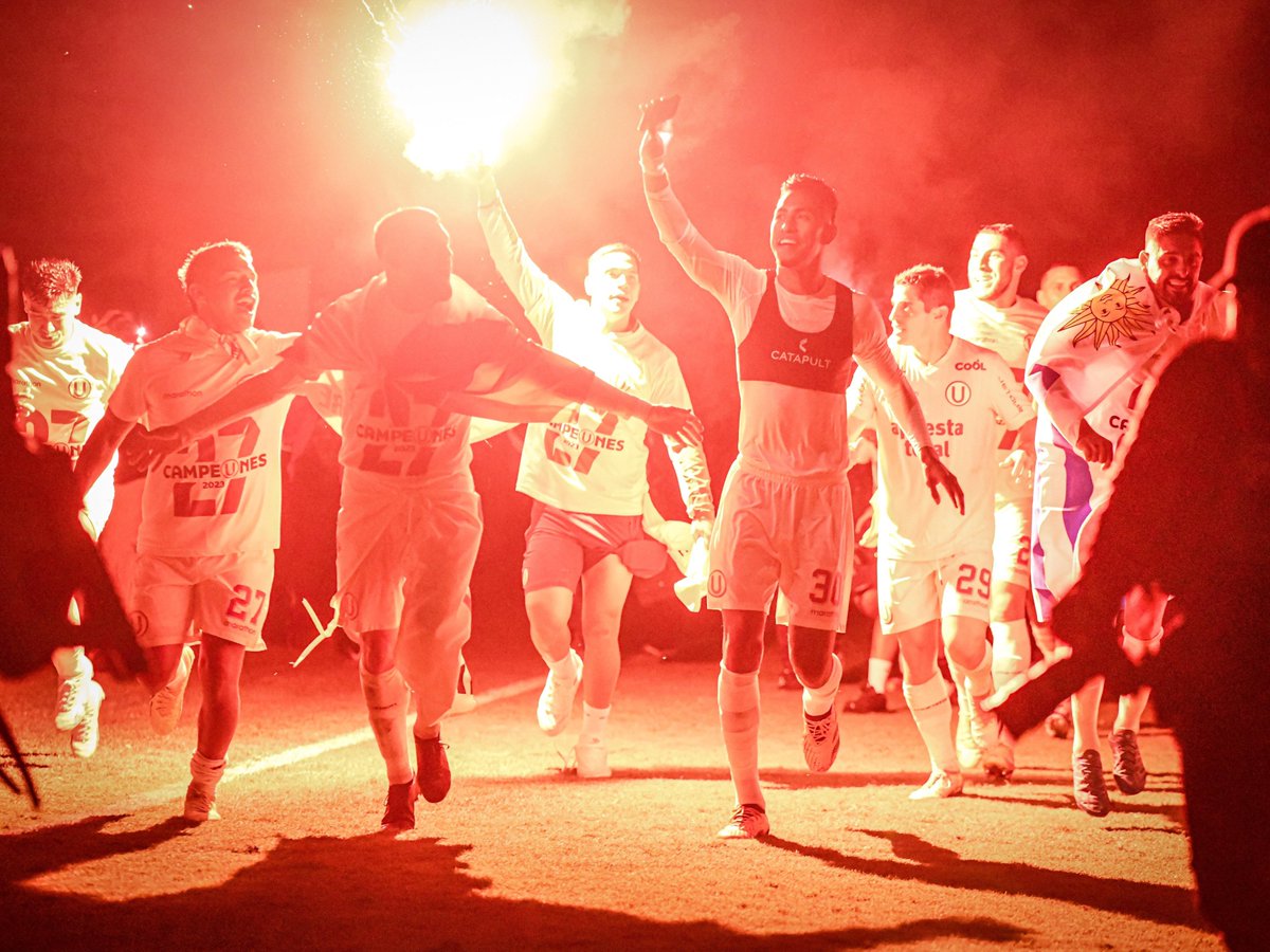 Universitario's tweet image. 𝗖𝗢́𝗠𝗢 𝗠𝗘 𝗩𝗢𝗬 𝗔 𝗢𝗟𝗩𝗜𝗗𝗔𝗥 🎶🎶🎶

Hoy se cumple un año de la histórica noche en que ganamos la ⭐️27 e iluminamos La Victoria con nuestra grandeza.

#Bicamp100nes
#Los100DelÚnicoGrande