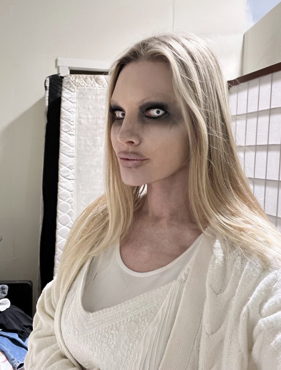 ReneeDomenz's tweet photo. Before and after #makeup, my last day #onset of #feature film The Scar Lake 7!
(Makeup by the talented Suzette Brown)
Happy Friday! 🎬🎥🎞️😊🤗
#happyFriday #beforeandafter #lightcameraaction ##thescarlake7 #featurefilm #itstheweekend https://t.co/n1RYNroLue