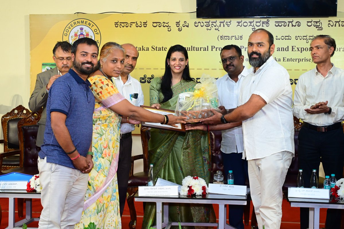 Isha Outreach's Tiptur Farmer Producer Company has been awarded for Supplying Quality and Good Packaged Produces to buyers by KAPPEC ( Karnataka State Agri Produce processing and Export Corporation Limited - A Govt. of Karnataka Enterprise) 

The farmers of Tiptur FPCL with 500+