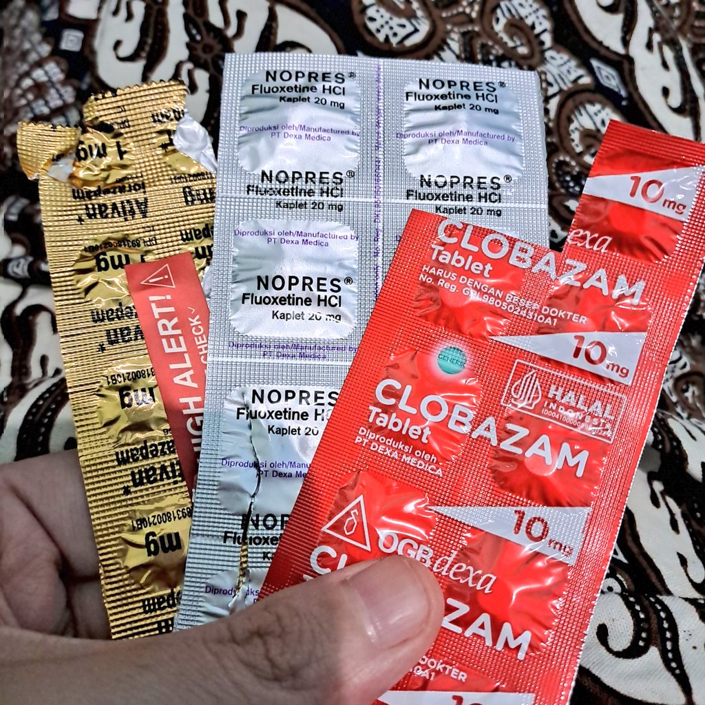 winterpeachy's tweet photo. TW // DRUGS
Mine #PostYourPill
❗️Jangan beli tanpa resep dokter❗️
Udah kehitung 4 bulan ini ngosumsi obat-obat ini karena di diagnosa mixed anxiety disorder, depresi, insomnia. Mana kemarin pas tanggal 4-5 oktober panic attack muncul. Alhamdulillah sekarang gak sesering dulu nangisnya. Obat ini sangat membantu kehidupan gw