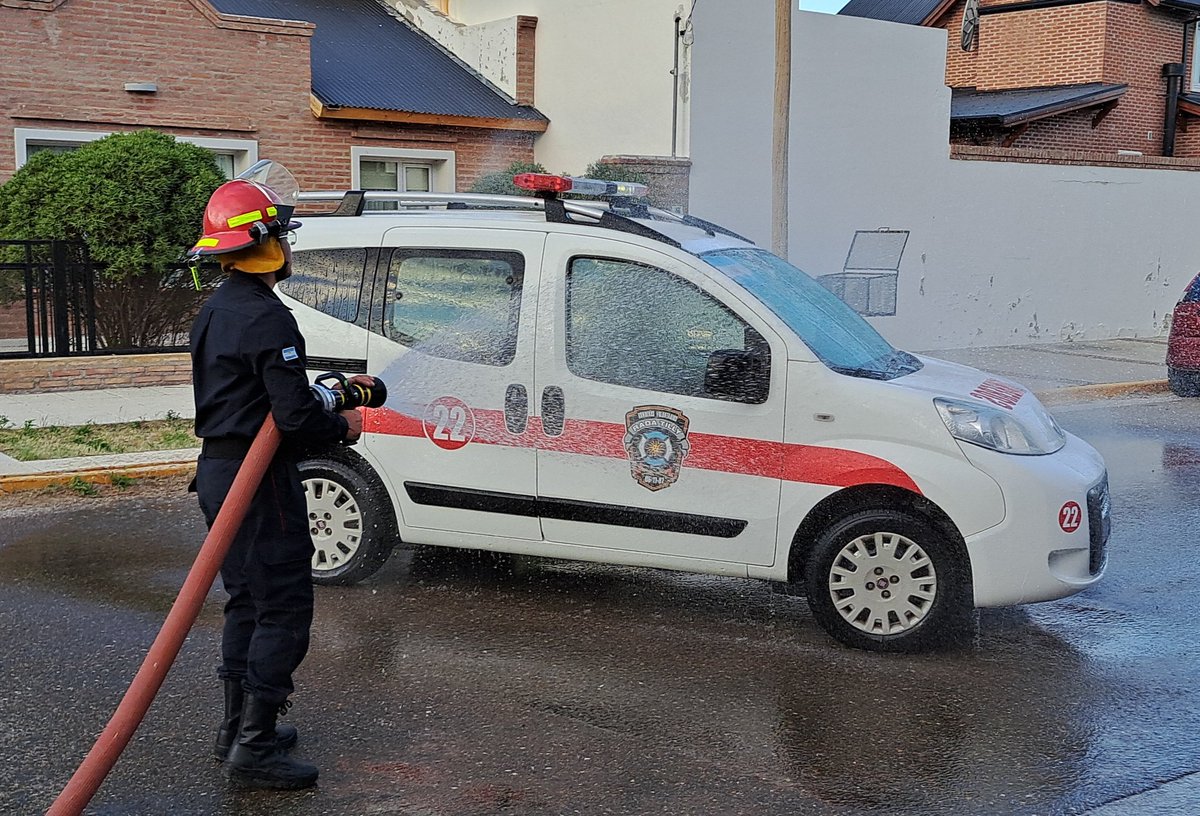 BomberosRTilly's tweet photo. ¡Festejamos nuestro 37° Aniversario!
En un pequeño acto interno, el miércoles bautizamos el nuevo Móvil 22, el mismo es un Fiat Qubo modelo 2013 que será utilizado para logística y transporte de personal.
Fue comprado gracias al Subsidio Nacional 2023 y el aporte de los vecinos. https://t.co/aUKtS97ZB4